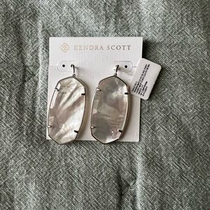 Kendra Scott - Elle Earrings Silver with Ivory Pearl